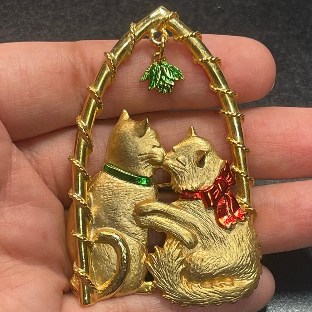 Jonette Jewelry Kissing Cats Mistletoe Pin Christmas Signed 2.5" Brooch